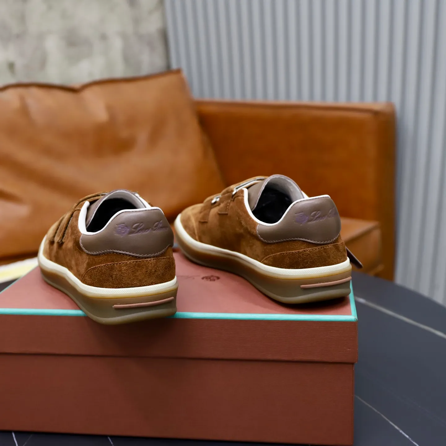 Ex-factory price: 560💰Loro Riana men’s moral training sneakers! Made from high-quality materials and designed in a low-cut silhouette, it offers an elegant and stylish look that's suitable for year-round wear. The unique double-layer sole aesthetic design, caramel cup-shaped outsole is decorated with off-white rubber trim, creating an attractive color combination. Pair with tailored pieces or jeans for a sophisticated yet casual look. The heel is decorated with soft cow leather tongue with Kummel color inserts and cotton laces with embossed LP logo. Upper: cow split suede stitching knitted fabric. Lining: original thickened soft sheepskin. Size: 38-39-40-41-42-43-44 (customized in 45.46)